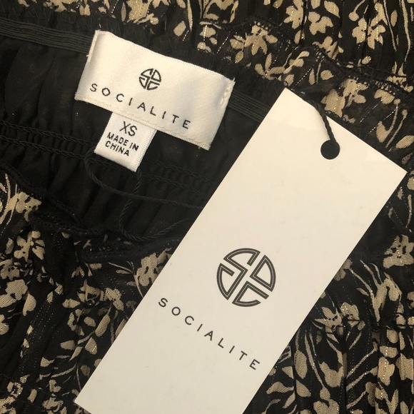 Socialite Smocked Crop Top - Picture 7 of 7